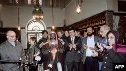 L'évêque auxiliaire de Paris Mgr Jean-Claude Fricart (G), l'Imam Hadj Mamadou Nsangou Ntchara, Mr Dahmane, représentant du Haut Conseil des Musulmans de Farnce, l'imam Dhaou Meskine, le Pasteur Esposito Fares et Mme Khali, présidente de l'Association des
