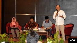 Hairus Salim, direktur LKiS, kanan berdiri, menyayangkan memudarnya festival budaya dalam praktek agama Islam di Indonesia. (Foto VOA/Munarsih Sahana).