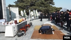 16일 임진각에서 열린 실향민 합동 차례에서 남북 이산가족들이 절을 올리고 있다.