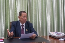រូបឯកសារ៖ លោក​ សុខ ឥសាន ឆ្លើយ​សំណួរ​របស់​ VOA នៅ​ក្នុង​ការិយាល័យ​របស់​លោក​នៅ​ព្រឹទ្ធសភា អំពី​ស្ថានភាព​សេរីភាព​សារព័ត៌មាន​នា​ពេល​បច្ចុប្បន្ន​នៅ​ក្នុង​ប្រទេស​កម្ពុជា កាលពី​ថ្ងៃទី២៤ ខែមេសា ឆ្នាំ២០១៩។ (ខាន់ សុគុំមនោ/VOA)