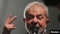 FILE FOTO - Mantan Presiden Brasil Luiz Inacio Lula da Silva berbicara setelah memberikan kesaksian kepada hakim federal Sergio Moro di Curitiba, Brasil, 10 Mei 2017.