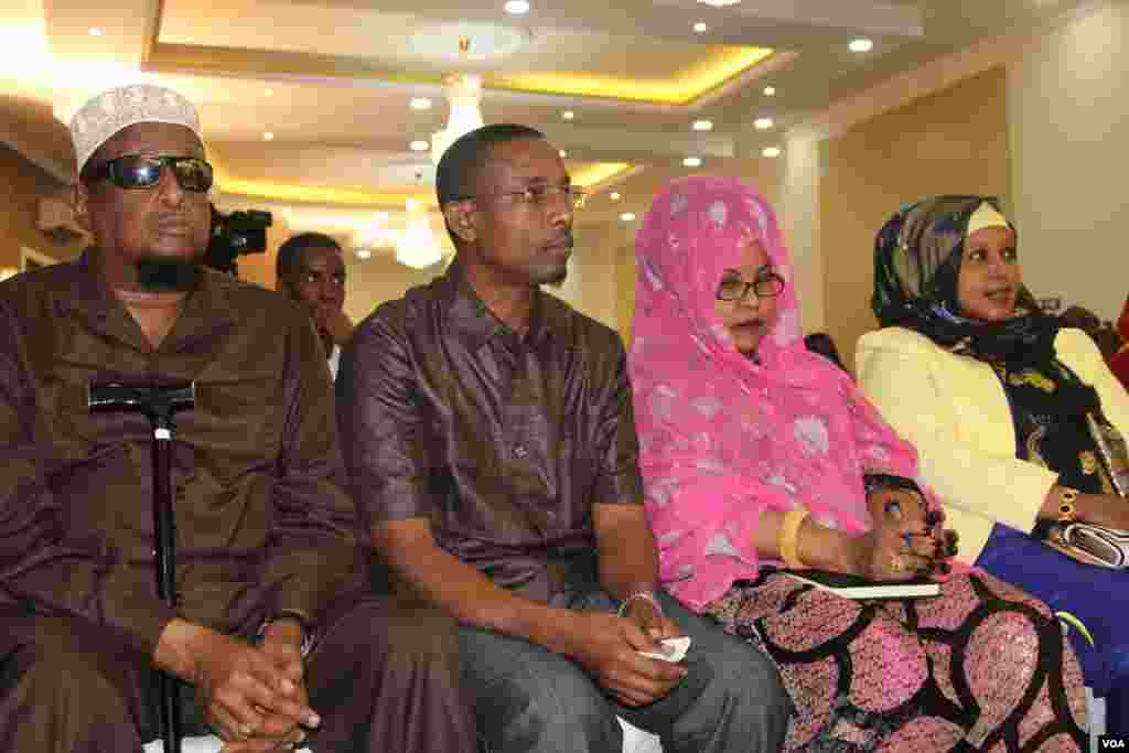 Mogadishu residents taking part in a town hall hosted by VOA&#39;s Somali service Saturday conversed with Somali President Hassan Sheikh Mohamoud in Somalia and residents in St. Paul, Minnesota, home to the largest Somali community in the U.S.