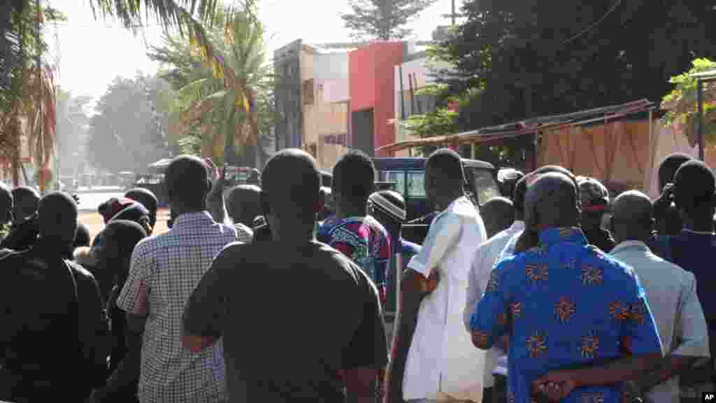 Des passants se rassemblent près de l&#39;hôtel Radisson, Bamako, Mali, 20 novembre 2015. &nbsp;