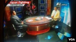 Salah satu stasiun televisi Mesir menampilkan tulisan "Mesir Perangi Terorisme" dalam sebuah program olahraga (20/8).