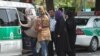 Polisi moral Iran bertugas memperingatkan dan bahkan menangkap perempuan Iran yang tidak mematuhi aturan berpakaian Islami di negara itu (foto: ilustrasi). 