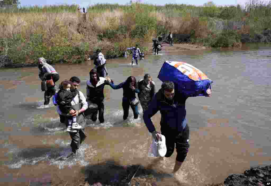 شماری از خانواده‌های سوری پس از خشونت‌های اخیر میان نیروهای حکومت موقف سوریه و نیروهای وفادار به بشار اسد، رییس‌جمهور پیشین این کشور به لبنان پناه بردند.