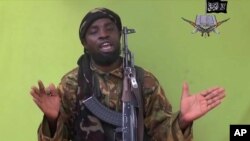 FILE - Foto yang diambil dari sebuah video Boko Haram, Nigeria pada Mei 2014 ini menunjukkan pemimpin Abubakar Shekau; bersumpah setia untuk ISIS. 