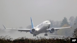 Beberapa serpihan pesawat United Airlines jatuh menimpa permukiman di pinggiran Denver ketika mendarat darurat pada Sabtu (20/2).(Foto: AP/Ted S. Warren)