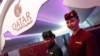 Para pramugari Qatar Airways berpose di International Tourism Trade Fair ITB di Berlin, Jerman, 8 Maret 2017.