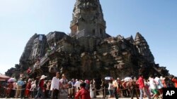 រូបឯកសារ៖ ទេសចរ​តម្រង់​ជួរ​ដើម្បី​ឡើង​ទៅ​កំពូល​ប្រាសាទ​អង្គរវត្ត​នៅ​ក្នុង​ខេត្តសៀមរាប នៃ​ប្រទេស​កម្ពុជា នៅ​ថ្ងៃ​ទី ៣១ ខែធ្នូ ឆ្នាំ២០១៧។ (AP Photo/Heng Sinith)