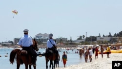 la police montée déployée à Sousse après l'attaque de juin contre des touristes dans cette station balnéaire