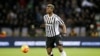 Paul Pogba de la Juventus contrôle le ballon lors du match de football de Serie A entre Bologne et la Juventus au stade Dall'Ara de Bologne, Italie, le vendredi 19 février 2016.