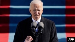 លោក Joe Biden ថ្លែង​សុន្ទរកថា បន្ទាប់​ពី​ស្បថ​ចូល​កាន់​តំណែង​ជា​ប្រធានាធិបតី​ទី ៤៦ របស់​សហរដ្ឋ​អាមេរិក​នៅ​វិមានសភា រដ្ឋធានី​វ៉ាស៊ីនតោន ថ្ងៃទី២០ ខែមករា ឆ្នាំ២០២១។ 