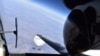 Pilot Angkatan Udara AS melihat ke arah balon pengintai China yang melayang di atas AS pada 3 Februari 2023. Kementerian Pertahanan Taiwan mengatakan sebuah balon pengintai milik militer China terlihat di Selat Taiwan. (Foto: Department of Defense via AP)