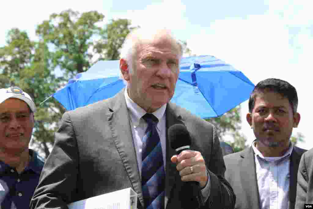 លោក Steve Chabot សមាជិក​រដ្ឋសភា​ប្រចាំ​រដ្ឋ Ohio មកពី​គណបក្ស​សាធារណរដ្ឋ ថ្លែង​នៅក្នុង​ការ​ប្រមូលផ្តុំ​គ្នា​មួយ​របស់​ពលរដ្ឋ​ខ្មែរ​និង​អ្នក​គាំទ្រ​គណបក្ស​សង្គ្រោះជាតិ ដើម្បី​ទាមទារឲ្យ​រដ្ឋាភិបាល​អាមេរិក​ជួយ​ស្តារ​លទ្ធិប្រជាធិបតេយ្យ​នៅ​កម្ពុជា​ រដ្ឋធានី​វ៉ាស៊ីនតោន ថ្ងៃទី១៧ ខែកក្កដា ឆ្នាំ២០១៩។ (ទែន សុខស្រីនិត/VO