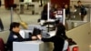 Seorang penumpang maskapai asing disambut oleh Petugas Perlindungan Bea dan Cukai di Bandara Internasional Hartsfield-Jackson di Atlanta, Georgia, 5 Januari 2004. (Foto: dok).