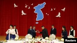 문재인 한국 대통령 부부와 김정은 북한 국무위원장 부부가 18일 평양 목란관에서 열린 남북정상회담 환영 만찬에서 건배하고 있다. 평양사진공동취재단.