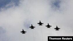 Avioni IDF lete u formaciji tokom ceremonije inauguracije centra za održavanje borbenih aviona F-16
