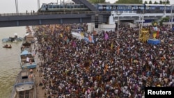 Umat Hindu India menghadiri festival Hindu Maha Pushkaralu di tepi sungai Godavari di Rajahmundry, Andhra Pradesh, India (14/7).