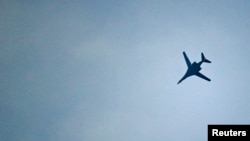 Pesawat tempur koalisi pimpinan AS terbang di atas Kobani, Suriah (foto: dok).