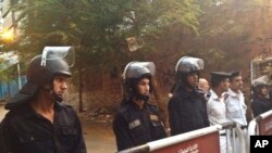Des policiers devant une morgue au Caire, le 31 octobre 2015. 