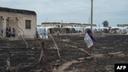 Une femme traverse le camp de personnes déplacées de Rann, au nord-est du Nigeria, près de la frontière camerounaise, le 29 juillet 2017.