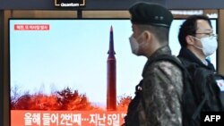 11일 한국 서울역에 설치된 TV에서 북한 미사일 발사 관련 뉴스가 방송되고 있다.