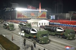 지난 1월 평양 김일성광장에서 열린 노동당 제8차 대회 기념 열병식에 ‘북극성-5ㅅ(시옷)’이라고 적힌 신형 잠수함발사탄도미사일(SLBM)이 등장했다.