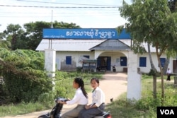 សិស្សសាលា​ជិះ​ម៉ូតូ​កាត់​សាលាឃុំ​ព្រៃ​ខ្លា នៅ​ក្នុង​ស្រុកកោះអណ្តែត ខេត្តតាកែវ (ស៊ុន ណារិន/VOA)