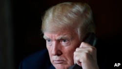 លោក Donald Trump​ និយាយ​ជាមួយ​កងកម្លាំង​ទាហាន​តាម​ទូរសព្ទ​ពី​រមណីយដ្ឋាន Mar-a-Lago នៅ​ឆ្នេរ Palm Beach រដ្ឋ Florida កាលពី​ថ្ងៃទី​២២ វិច្ឆិកា ឆ្នាំ ២០១៨។