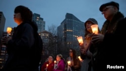 Warga berdoa bersama untuk para korban pemboman Marathon Boston di Boston Common, Boston, Massachusetts (16/4).