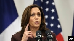 La vice-présidente américaine Kamala Harris s'exprime lors d'une conférence de presse à Paris, vendredi 12 novembre 2021.
