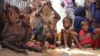 Raseljena i neuhranjena deca iz Somalije u izbegličkom kampu u Mogadišu, 25. maja 2017. 