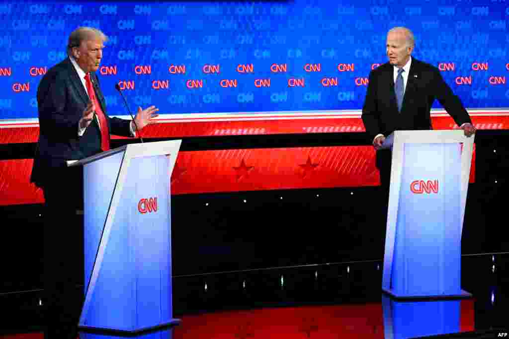 Rais wa Marekani Joe Biden na Rais wa zamani wa Marekani na mgombea urais kwa tiketi ya chama cha Republikan Donald Trump wakishiriki katika mdahalo wa CNN wa wagombea urais wa uchaguzi wa mwaka 2024 katika studio za Kituo cha Televisheni cha CNN huko Atlanta, Georgia, Juni 27, 2024.. (Photo by ANDREW CABALLERO-REYNOLD