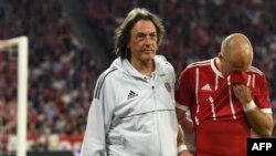 Le médecin du Bayern Munich, à gauche, aide Arjen Robben à quitter le terrain, Allemagne, le 24 avril 2018