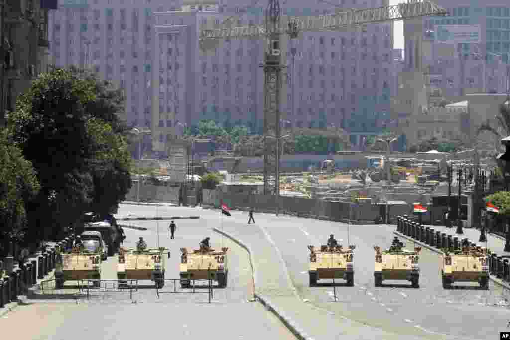 Tentara-tentara Mesir berkendaraan lapis baja memblokir Lapangan Tahrir di Kairo, 23 Agustus 2013.