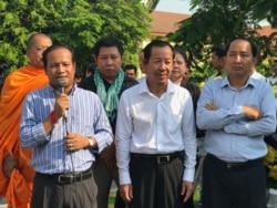 លោក​ប៉ាវ ស៊ីណា​ ​ប្រធាន​សហភាព​ចលនា​កម្មករ​កម្ពុជា (នៅ​ខាង​ឆ្វេង​ដៃ)​ លោក​រ៉ុង ឈុនប្រធាន​សហភាព​សហជីព​កម្ពុជា​ (នៅកណ្តាល​)​ និង​លោក​អាត់ ធន់​ប្រធាន​សហភាព​ការ​ងារ​កម្ពុជា (នៅខាង​ស្តាំដៃ)​ ចូលរួម​រំឭក​ខួប​លើក​ទី​១៦ឆ្នាំនៃឃាតកម្ម​លើ​លោក​ជា វិជ្ជា។ (ហ៊ុល រស្មី/VOA)