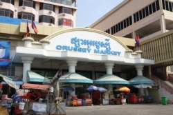 ទិដ្ឋភាពផ្សារអូរឬស្សីដែលកំពុងបិទក្នុងសភាពស្ងប់ស្ងាត់ បន្ទាប់ពីមានករណីផ្ទុះឆ្លងជំងឺកូវីដ១៩ ក្នុងចំណោមអាជីវករនិងសន្តិសុខផ្សារ នៅរាជធានីភ្នំពេញ កាលពីថ្ងៃទី៨ ខែមេសា ឆ្នាំ២០២១។ (កាន់ វិច្ឆិកា/វីអូអេ)