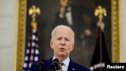Presiden AS Joe Biden berbicara tentang tanggapan pemerintah terhadap COVID-19 dan program vaksinasi saat memberikan sambutan singkat di Ruang Makan Negara Gedung Putih di Washington, AS, 18 Juni 2021. (Foto: REUTERS/Carlos Barria)