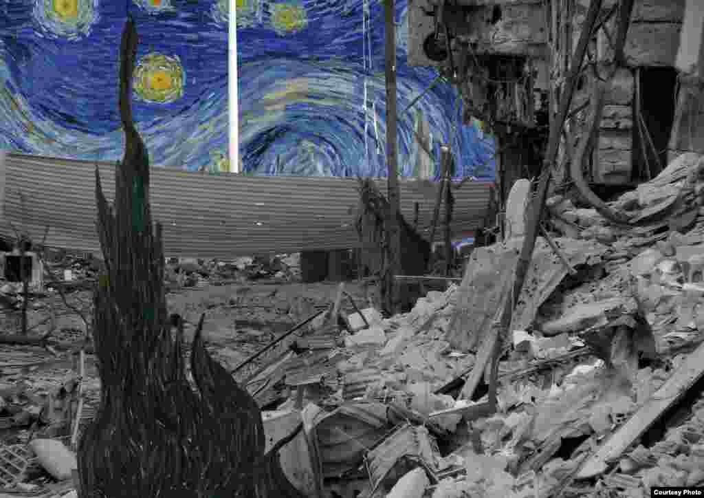 &quot;Starry Night&quot; karya Vincent Van Gogh menyelinap di belakang tumpukan kaleng, baja dan beton di sebuah daerah di Daraya. 