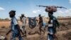 Des proches accompagnent une femme dinka touchée par le choléra dans un hôpital temporaire à Mingkaman, un camp pour personnes déplacées internes (PDI), dans les États des Lacs de l'Est, Soudan du Sud, 26 avril 2017.
