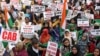 Muslim India melakukan protes menentang UU Kewarganegaraan yang kontroversial dalam aksi di Kolkata, India, Minggu (22/12). 