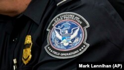 Ilustracija: Agent Američke carinske i pogranične službe na Međunarodnom aerodromu Džon Kenedi u Njujorku, fotografisan 27. oktobra 2017. (Foto: AP/Mark Lennihan)