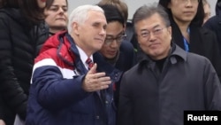 펜스 부통령이 10일 동계올림픽 쇼트트랙 남자 1,500m 경기가 열린 강릉빙상장에서 문재인 한국 대통령과 이야기를 나누고 있다.