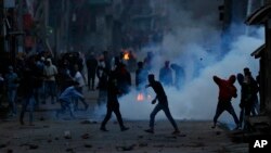 Para pengunjuk rasa Kashmir melemparkan batu ke pasukan pemerintah selama protes di Srinagar, Kashmir yang dikuasai India, 7 Mei 2018. (Foto:dok) Penembakan di kawasan Jammu di wilayah Himalaya (18/5) menewaskan delapan warga sipil. 
