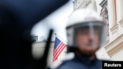 Arhiv - Austrijski policajac ispred američke ambasade u Beču 