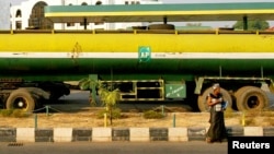 Un femme passe devant une station essence appartenant au groupe italien ENI, à Abuja, le 24 janvier 2006.