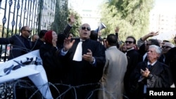Des avocats tunisiens manifestent contre la proposition du gouvernement devant le Parlement à Tunis, Tunisie, le 23 novembre 2016.