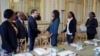 Le président français Emmanuel Macron a rencontré les représentants français de l'association Ibuka pour la mémoire du génocide rwandais, deux jours avant le 25e anniversaire du génocide de 1994, au Palais présidentiel de l'Elysée à Paris le 5 avril 2019.