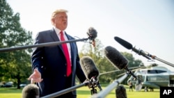Presiden Donald Trump berbicara kepada para wartawan di halaman Selatan, Gedung Putih, Washington, 7 Agustus 2019.